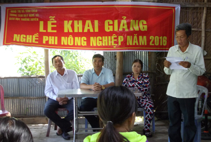 Lễ khai giảng lớp Đan đát hàng thủ công mỹ nghệ - tại ấp Đăng văn đông