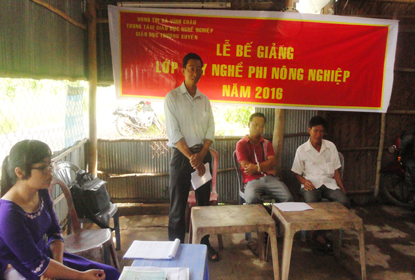 Lễ bế giảng lớp Đan đát hàng thủ công mỹ nghệ tại ấp Đặng Văn Đông - xã Vĩnh hiệp