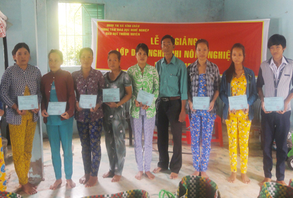 Lễ bế giảng lớp Đan đát hàng thủ công mỹ nghệ - tại ấp Tân hòa - xã Vĩnh tân