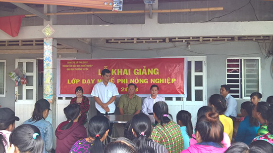 Lễ khai giảng lớp Đan đát hàng thủ công mỹ nghệ