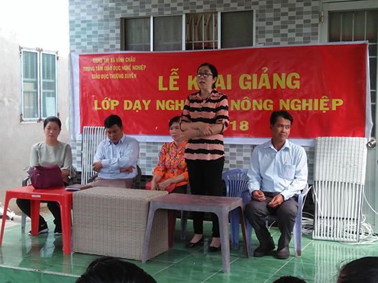 Lễ khai giảng lớp Đan đát hàng thủ công mỹ nghệ ( Đan ghế dây nhựa) K01 tại ấp PreyChóp B - xã Lai Hòa