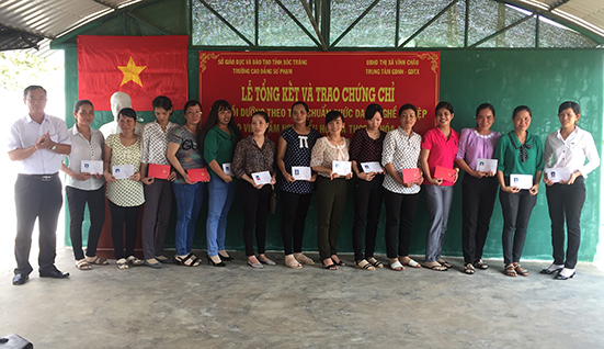 Le tong ket - trao chung chi thang hang mam non, thcs va tieu hoc