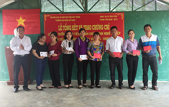 Le tong ket - trao chung chi thang hang mam non, thcs va tieu hoc