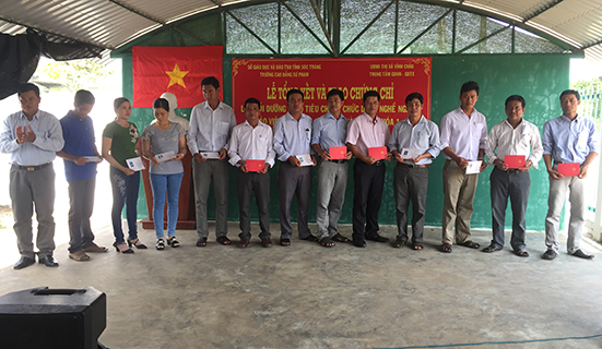 Le tong ket - trao chung chi thang hang mam non, thcs va tieu hoc