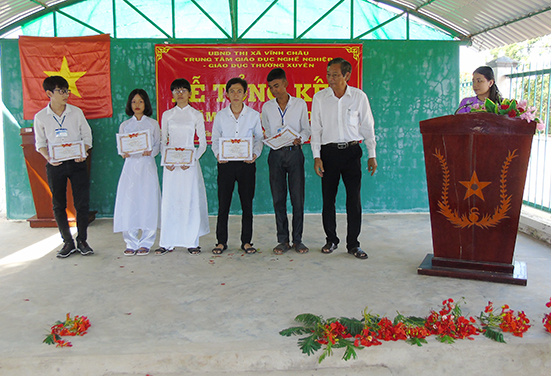 Ông Hứa Sĩ Hùng tặng giấy khen học sinh giỏi