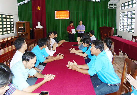 Trao quyết định Đảng viên mới