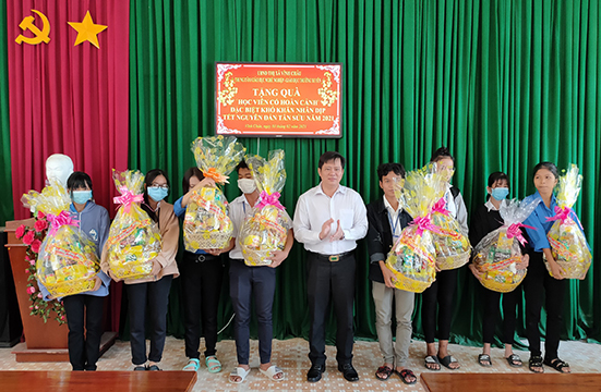 Tặng quà cho các em học viên có hoàn cảnh khó khăn nhân dịp Tết Nguyên Đán Tân Sửu năm 2021