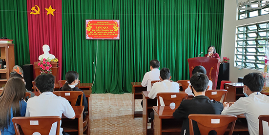 tặng quà cho các em học viên có hoàn cảnh khó khăn nhân dịp Tết Nguyên Đán Tân Sửu năm 2021