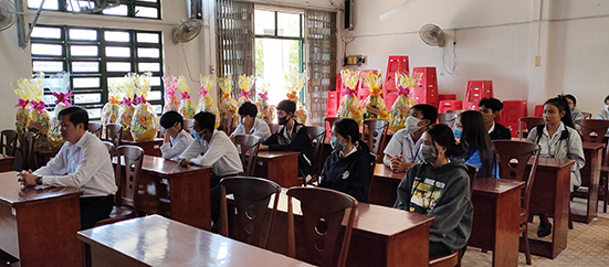 tặng quà cho các em học viên có hoàn cảnh khó khăn nhân dịp Tết Nguyên Đán Tân Sửu năm 2021