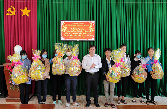 tặng quà cho các em học viên có hoàn cảnh khó khăn nhân dịp Tết Nguyên Đán Tân Sửu năm 2021