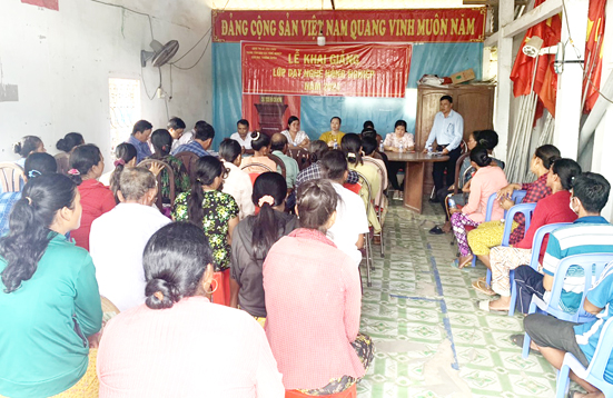 lễ khai giảng lớp Chăn nuôi bò và Trồng hành