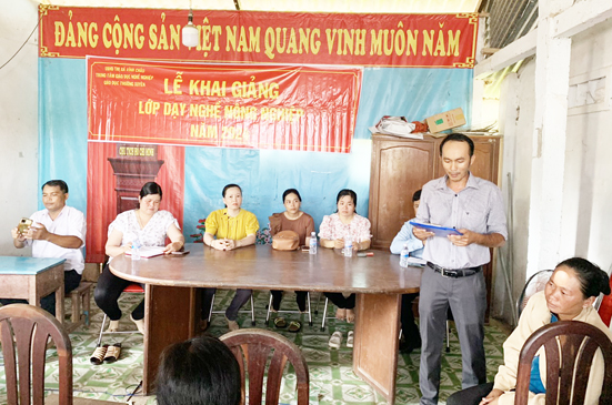 Lễ khai giảng lớp Chăn nuôi bò và Trồng hành tại ấp Đại Bái A - xã Lạc Hòa