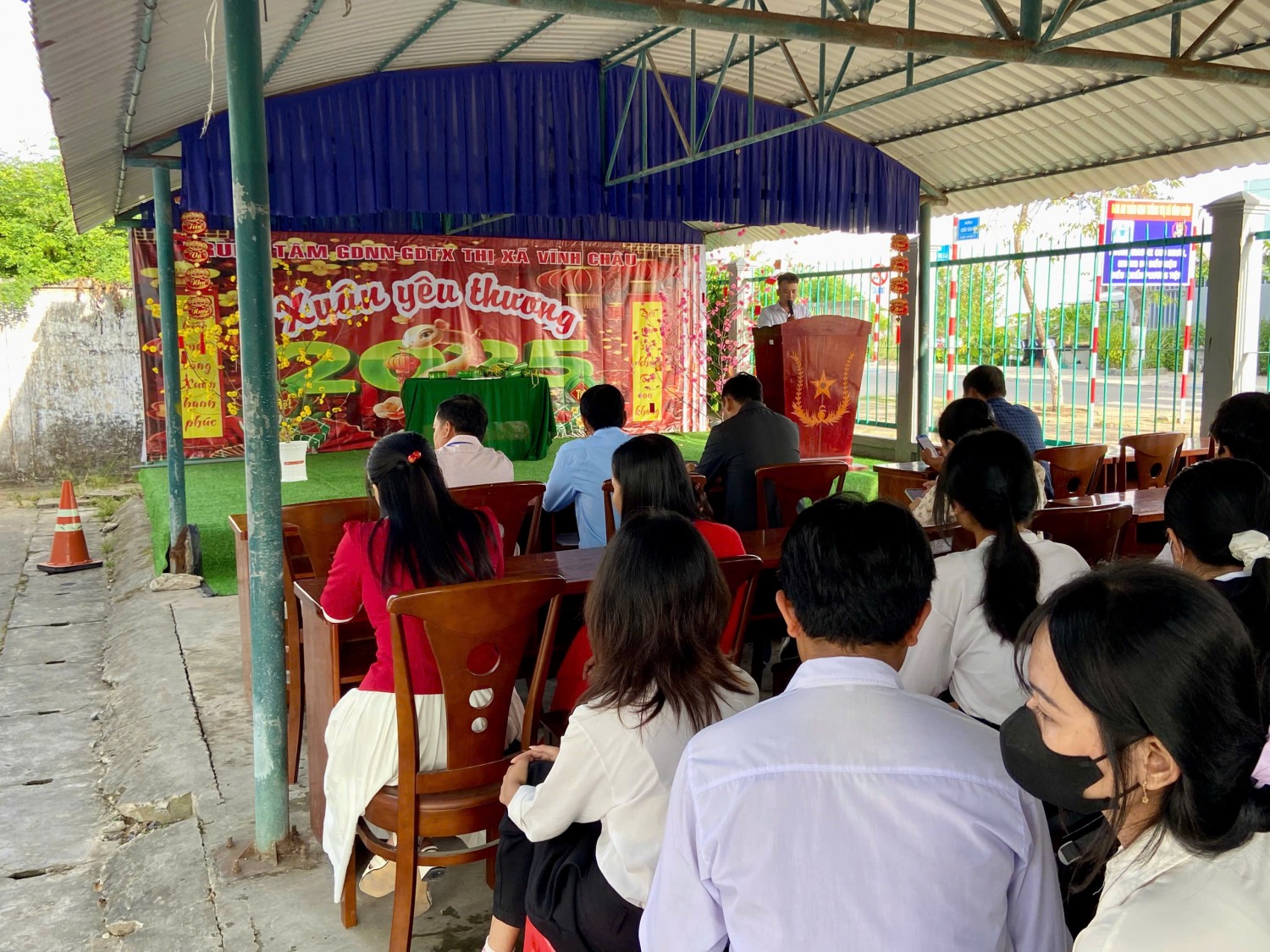 TRUNG TÂM GIÁO DỤC NGHỀ NGHIỆP - GIÁO DỤC THƯỜNG XUYÊN THỊ XÃ VĨNH CHÂU TỔ CHỨC SƠ KẾT HỌC KÌ I NĂM HỌC 2024 - 2025 VÀ  TRAO HỌC BỔNG CHO HỌC VIÊN CÓ HOÀN CẢNH KHÓ KHĂN NHÂN DỊP TẾT NGUYÊN ĐÁN NĂM 2025