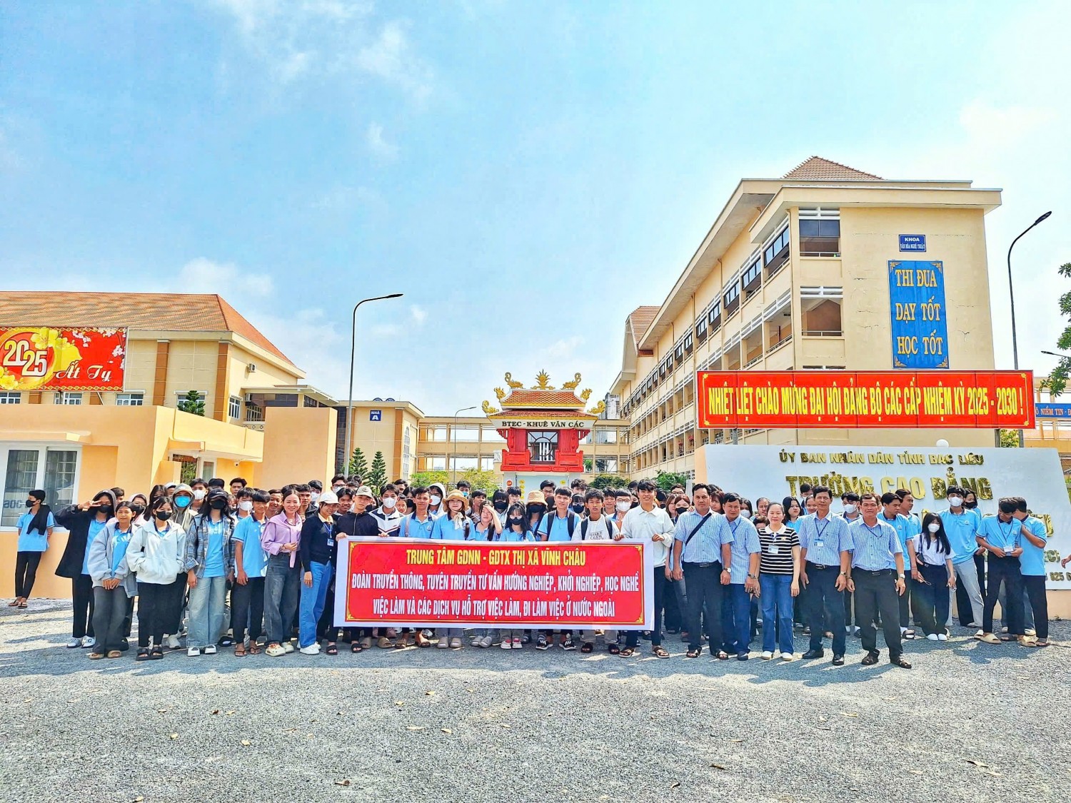 Tổ chức "Chương trình Truyền thông, tư vấn hướng nghiệp, khởi nghiệp, học nghề, việc làm và các dịch vụ hỗ trợ việc làm, đi làm việc ở nước ngoài” cho các bạn học viên Trung tâm tham gia.