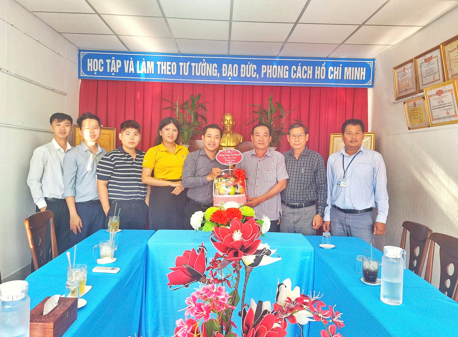 Trung tâm đón tiếp và làm việc cùng Trường Trung cấp Hồng Hà thành phố Cần Thơ