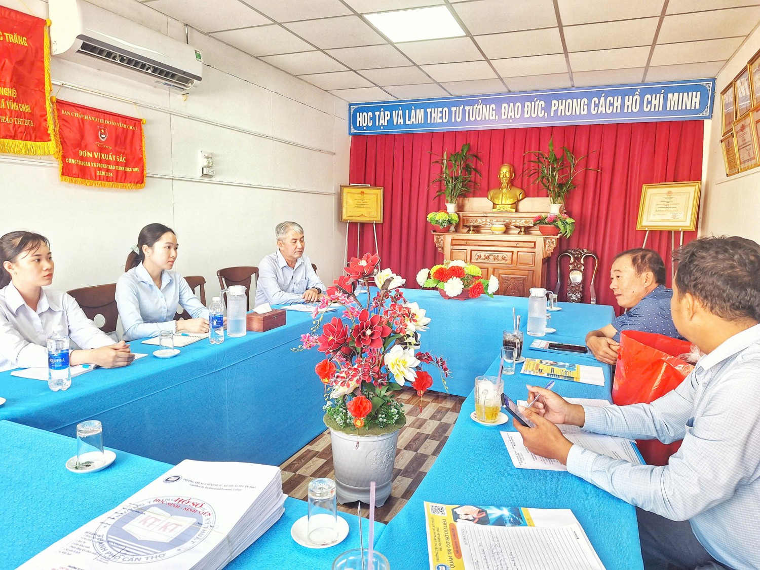 Trung tâm đón tiếp và làm việc cùng Trường Trung cấp Kinh tế - Kỹ thuật thành phố Cần Thơ