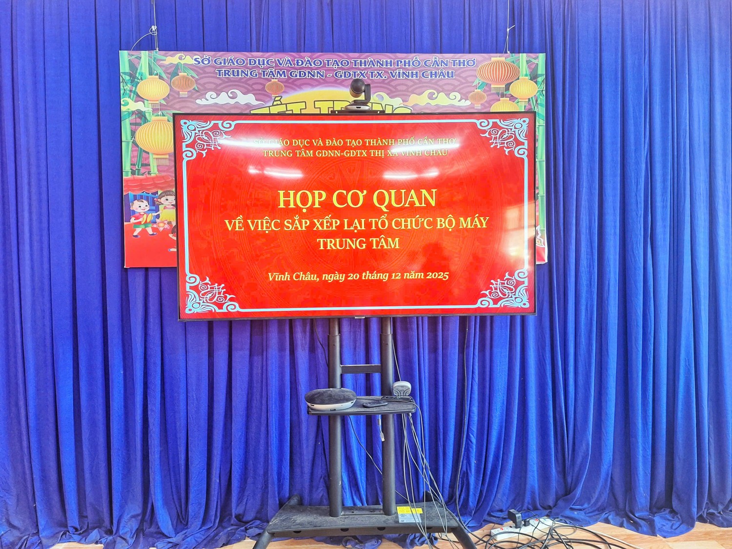 HỌP CƠ QUAN VỀ VIỆC SẮP XẾP LẠI TỔ CHỨC BỘ MÁY TRUNG TÂM